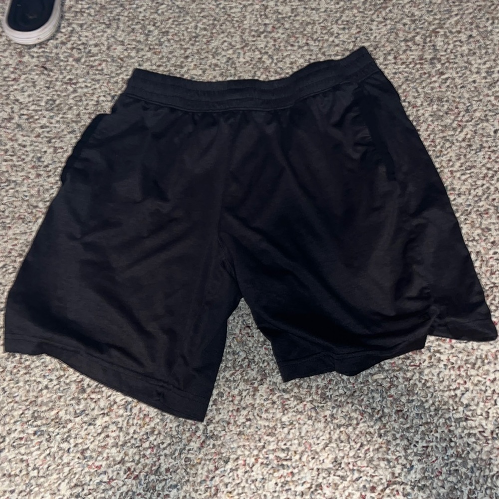 Layer 8 men’s large black shorts